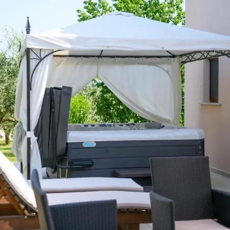 House Pecina With Pool And Jacuzzi