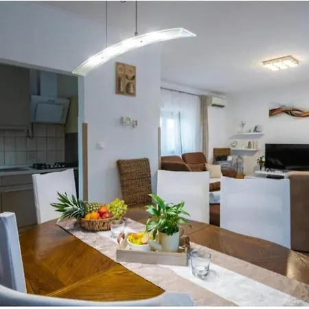 House Pecina With Pool And Jacuzzi Villa *